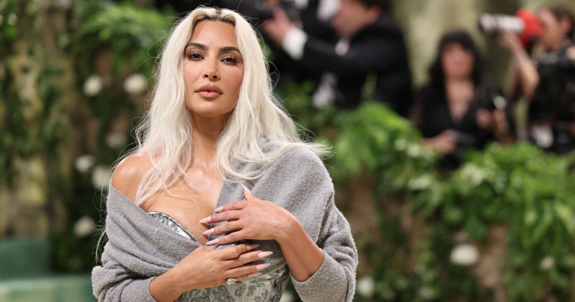 Kim Kardashian mit blonden Haaren bei der Met Gala