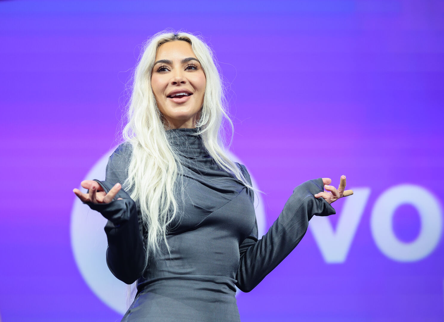 Kim Kardashian spricht auf einer Bühne