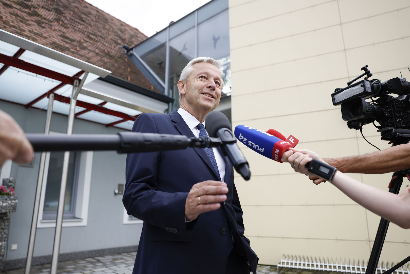 Porträt mit Mikros vor dem Kandidaten