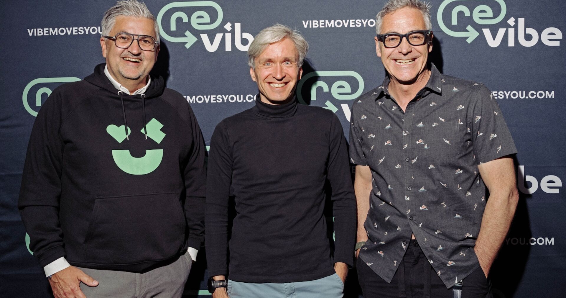 Porträt vor Logowand