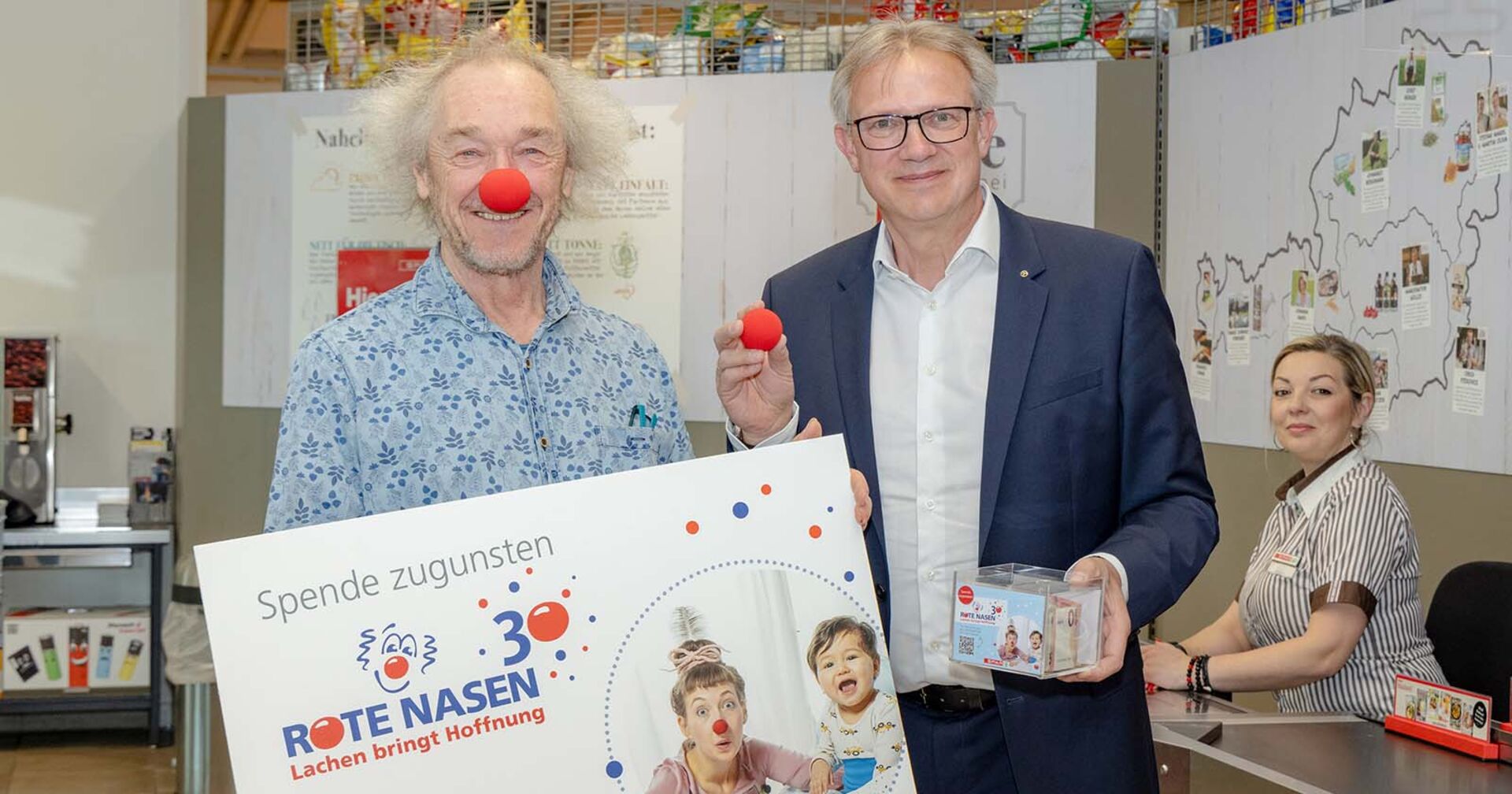 Hannes Urdl (ROTE NASEN) und SPAR-Geschäftsführer Christoph Holzer mit den Spendenboxen, die bis Ende Juni an steirischen SPAR Standorten aufgestellt sind.