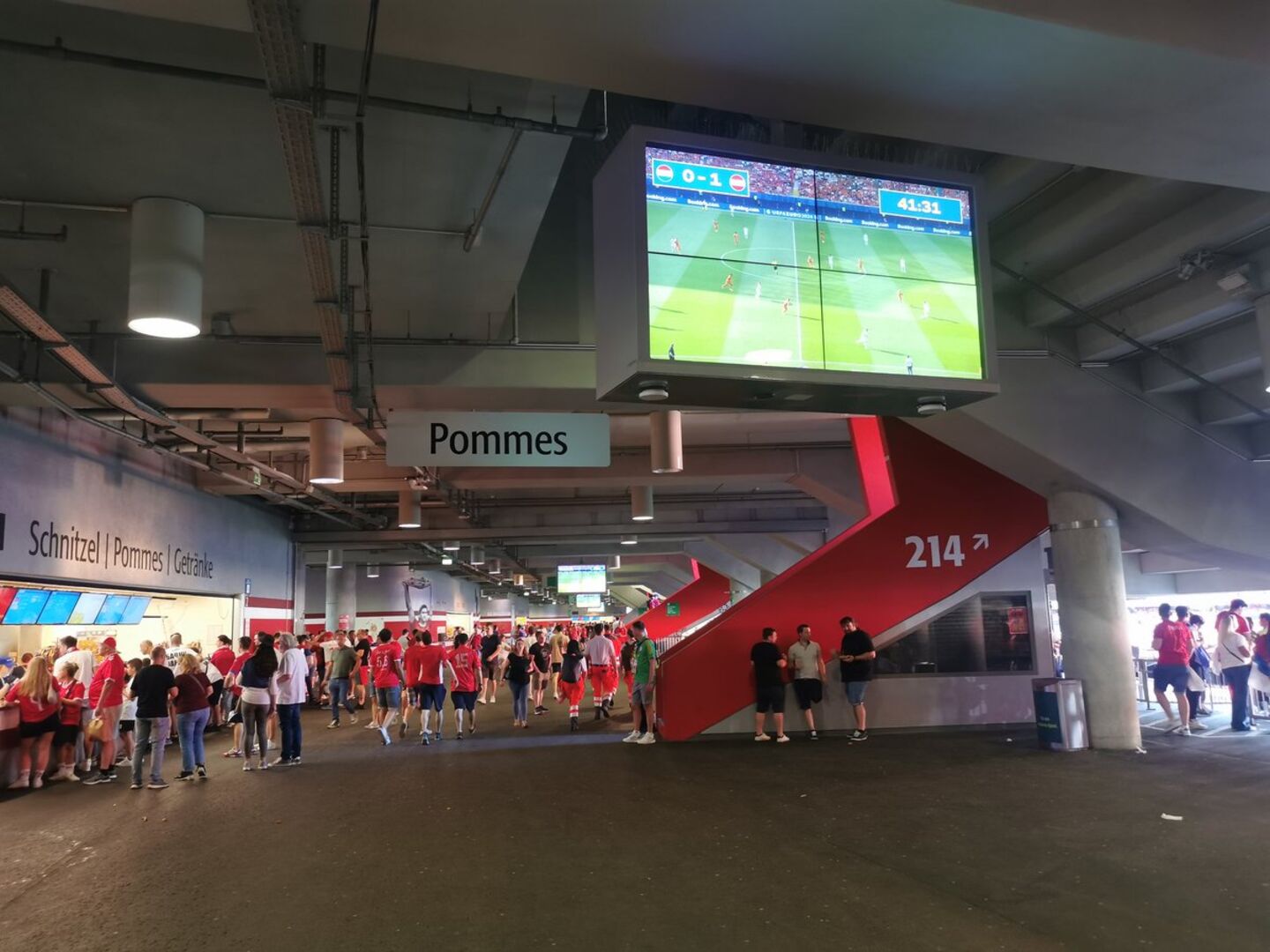 Monitore unter der Tribüne des Münchner Stadions, auf denen das Österreich-Spiel gezeigt wird