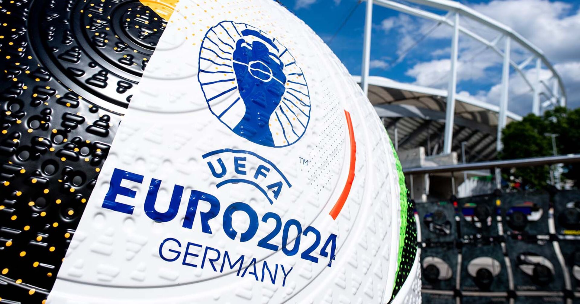 Themenfoto: Adidas Spielball „Fußballliebe“ vor dem Stadion in Stuttgart