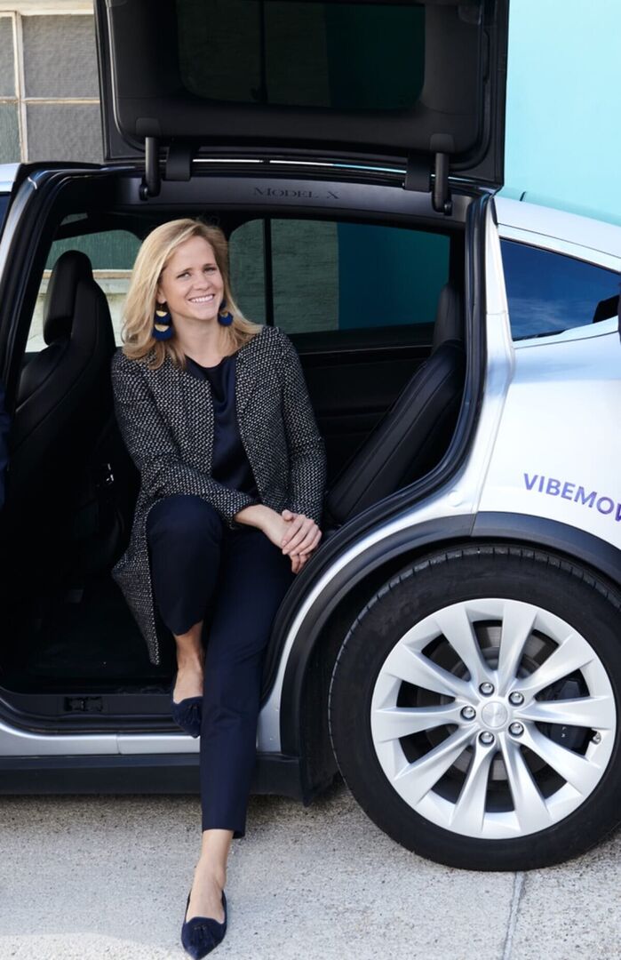 Porträt im geöffneten Auto auf der Rückbank sitzend