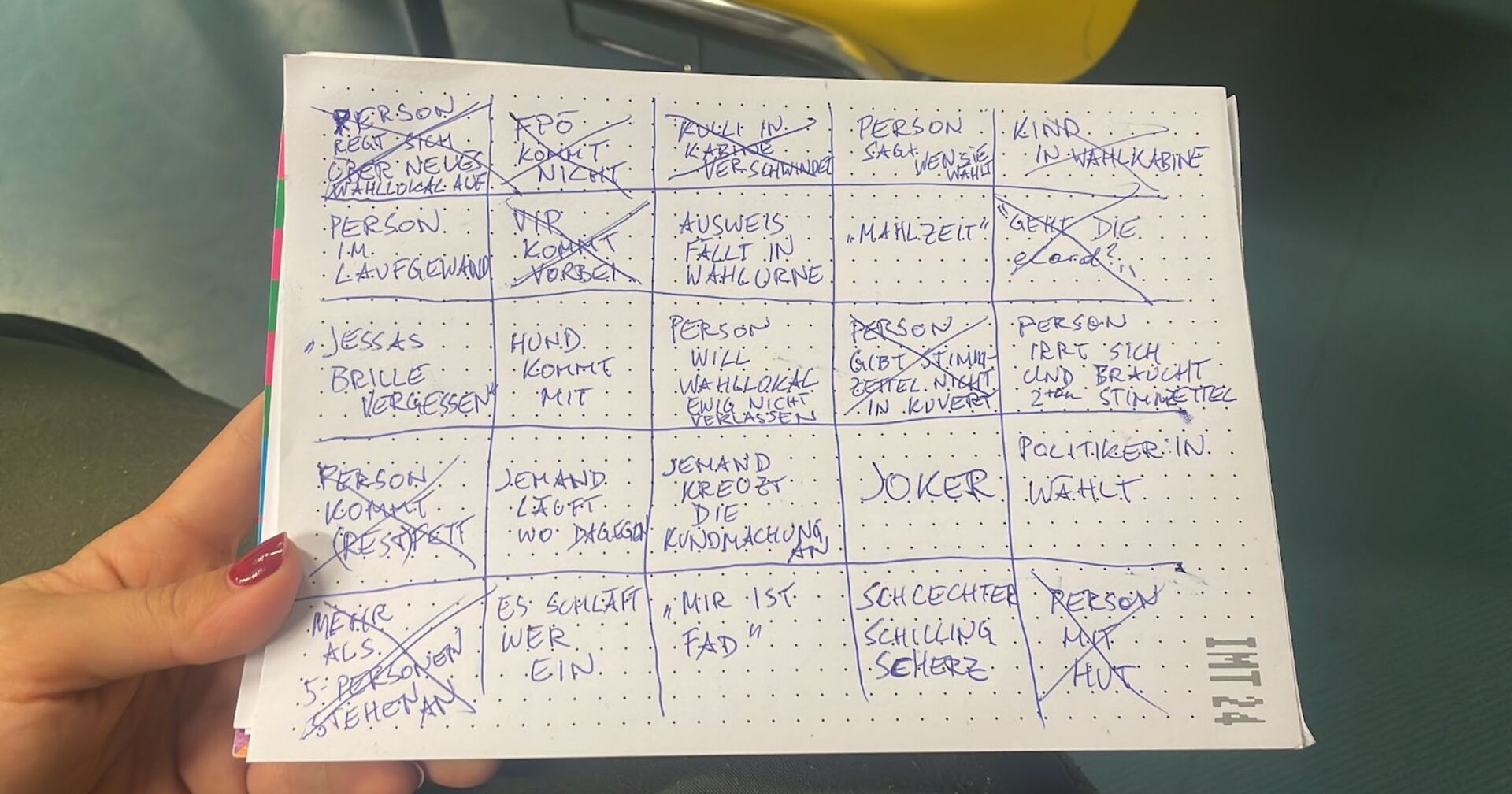 Selbstgeschriebener Zettel mit Sprüchen und Vorkommnissen zur Wahl