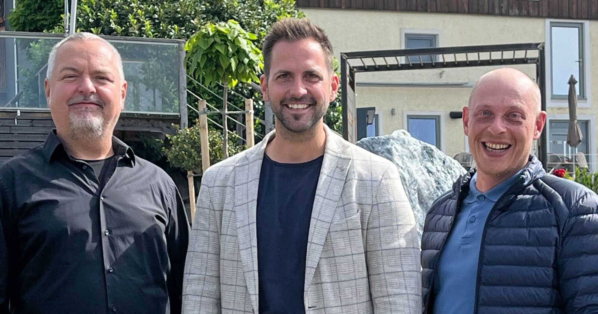 Im Genussgarten von Peter Affenzeller von links nach rechts: &quot;Wohnkult im Turm“-Chef Willi Aichberger (mit kurzen weißen Haaren und weißem Bart, bekleidet mit schwarzem Hemd) , Spirituosen-Produzent Peter Affenzeller (mit blauem T-Shirt, weißem Sakko) und Gartengestaltungsexperte Thomas Kranz (mit blauem T-Shirt und blauer Jacke)