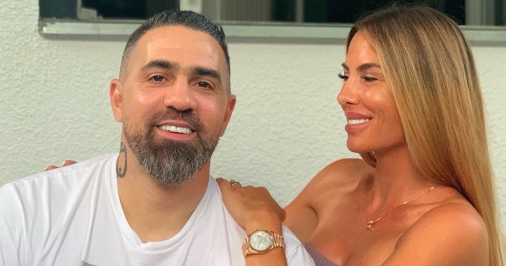 Anna-Maria Ferchichi mit langen glatten Haaren. Neben ihr sitzt Bushido in einem weißen T-Shirt.