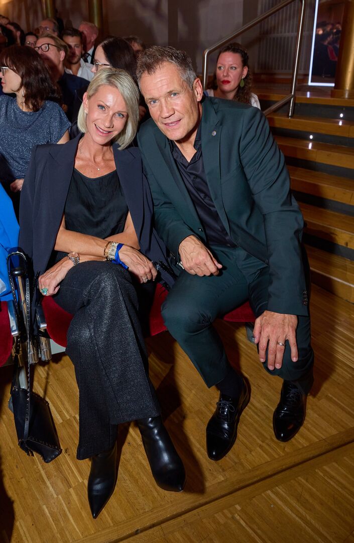 Armin Assinger und Ehefrau Sandra in schwarz gekleidet.