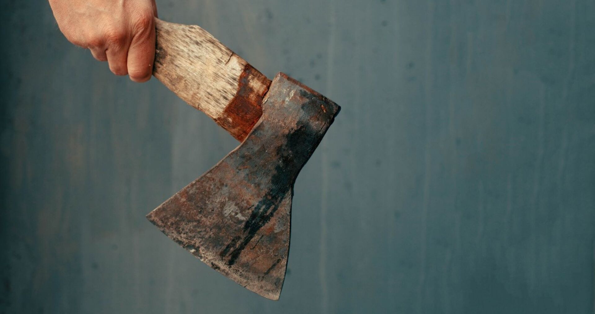 Ein Mann hat eine Axt in der Hand.