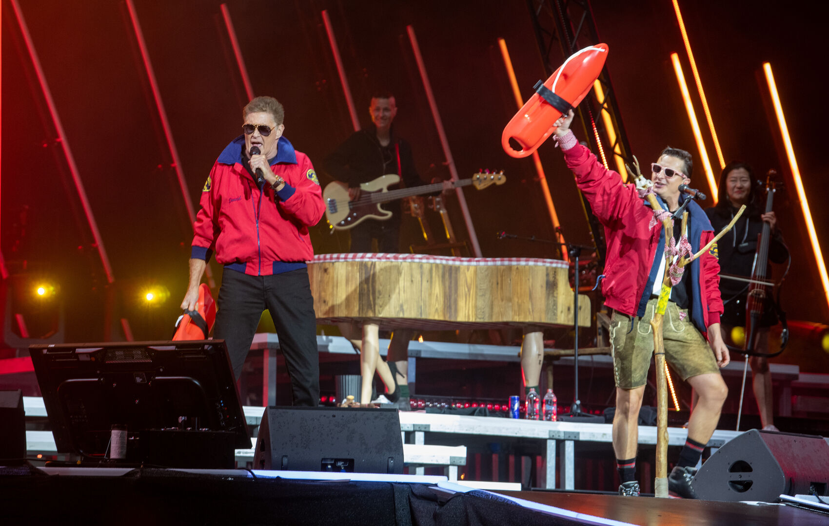 Zwei Männer in roten Jacken auf einer Bühne
