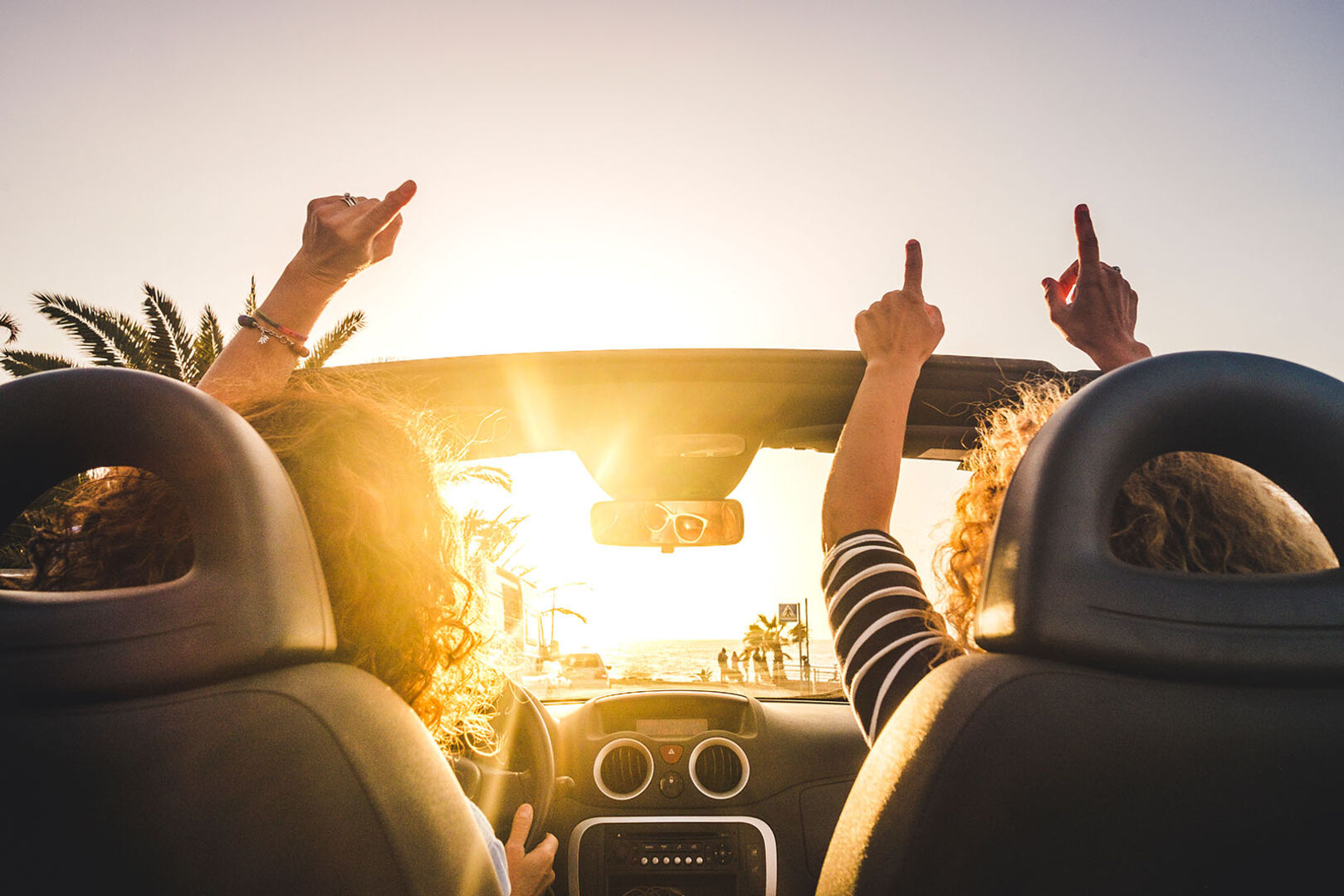 Freunde machen Road Trip | Credit: iStock.com/simonapilolla