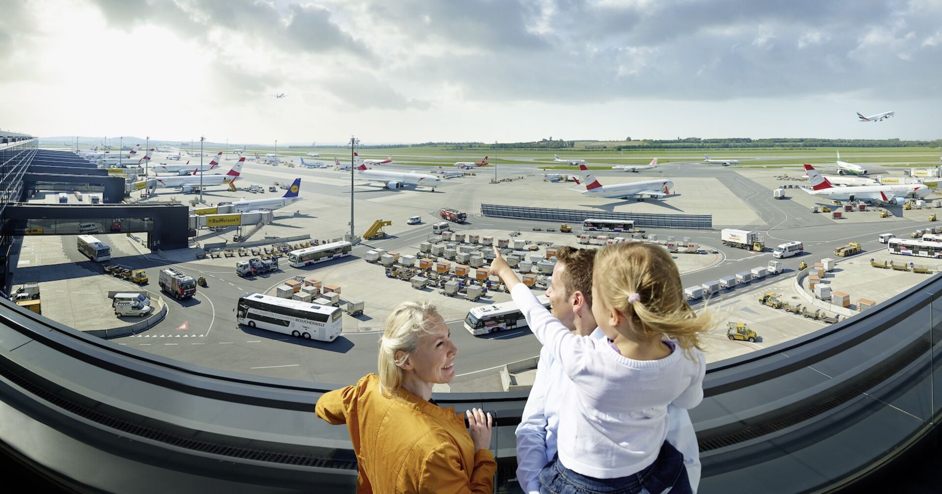 Familie auf der Besucherterrasse am Wiener Flughafen