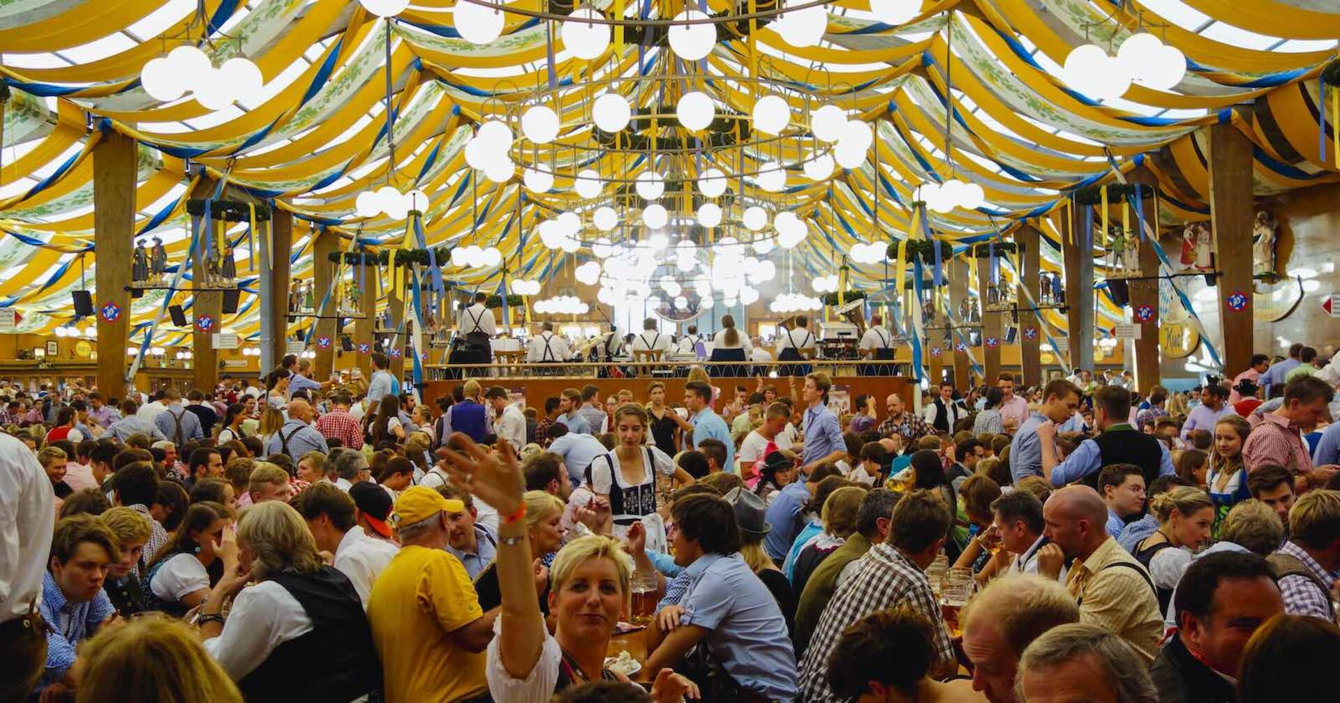 Viele Menschen in einem Zelt am Münchner Oktoberfest.