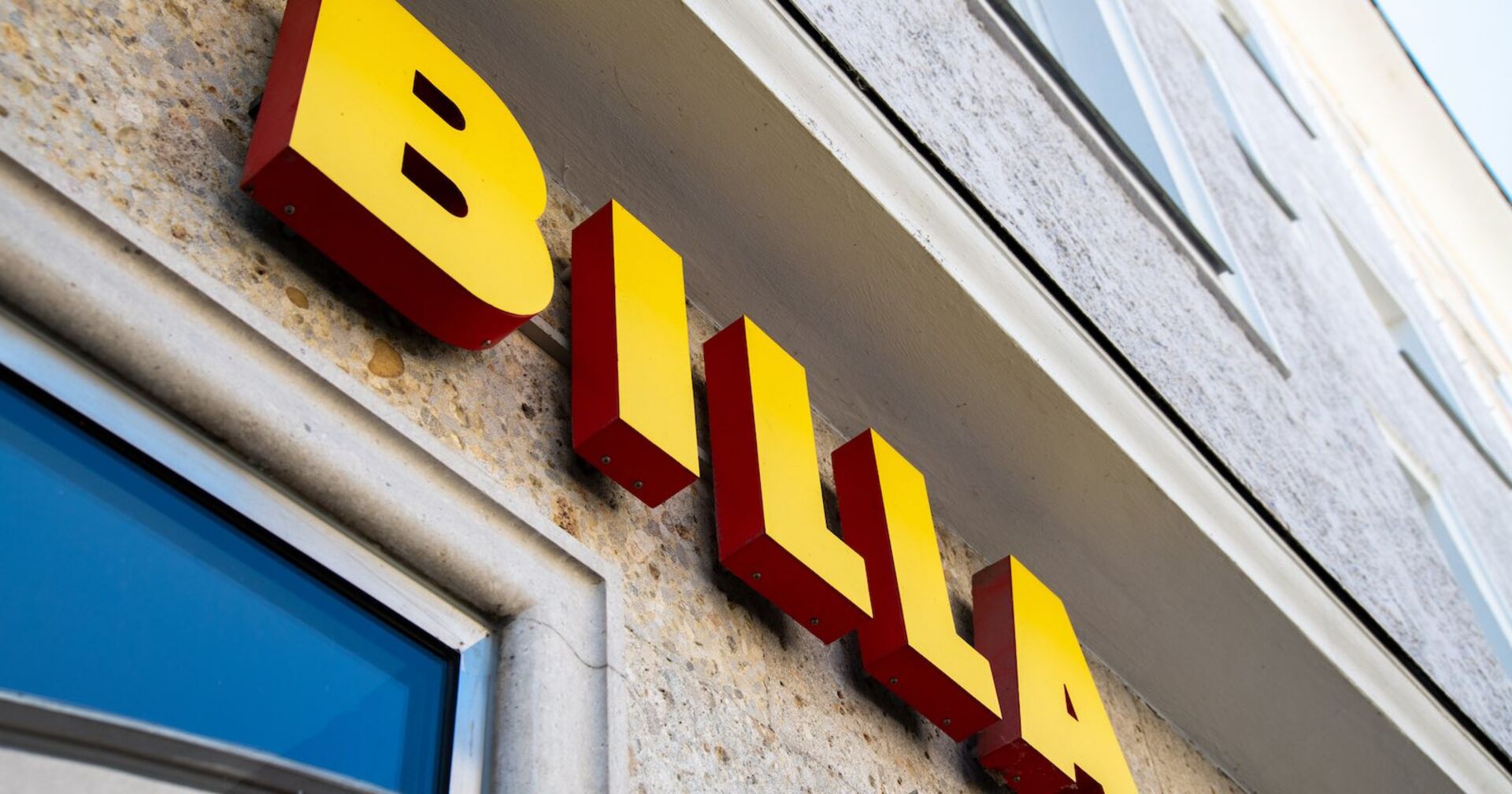 Billa-Logo auf einer Hauswand