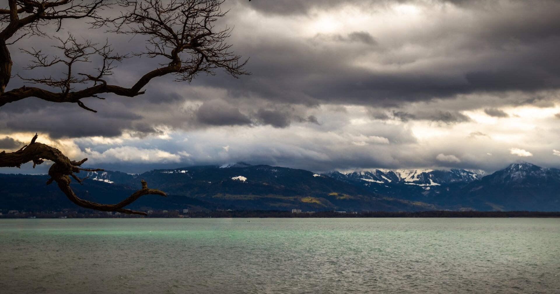 Düstere Wetterstimmung mit dunklen Wolken am Bodensee.