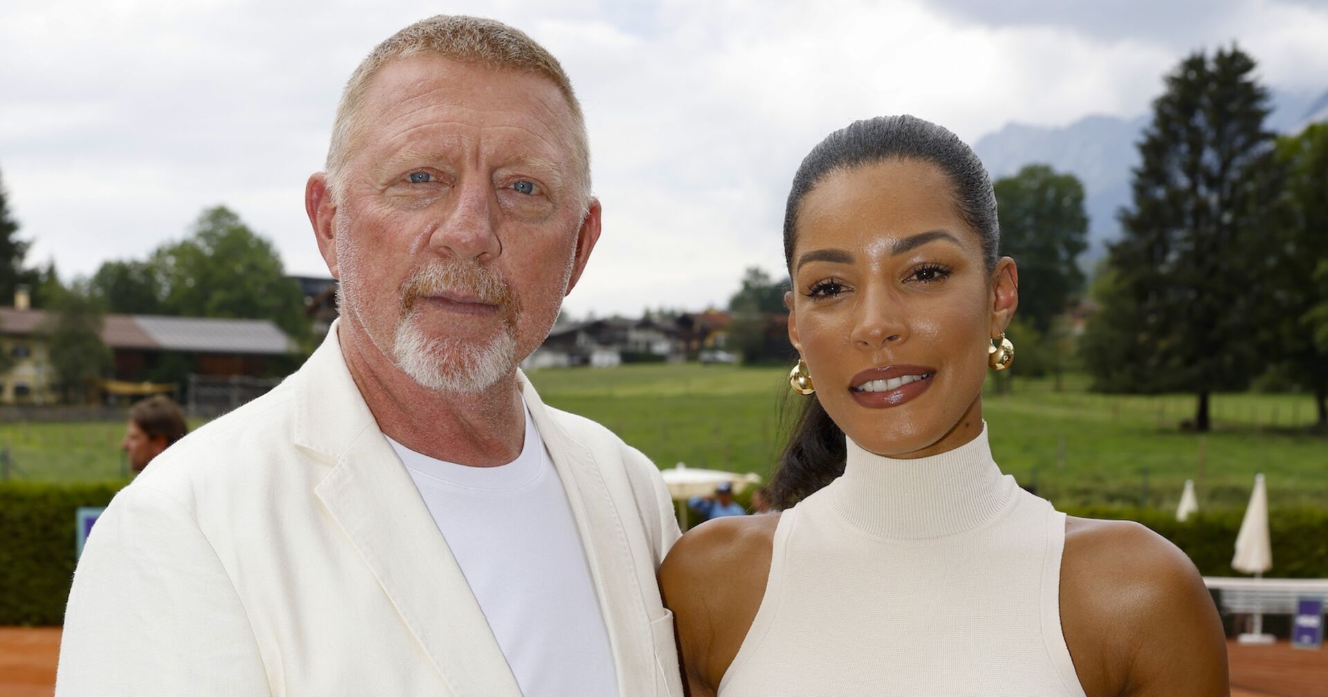Boris Becker und Verlobte Lilian in weißen Outfits.
