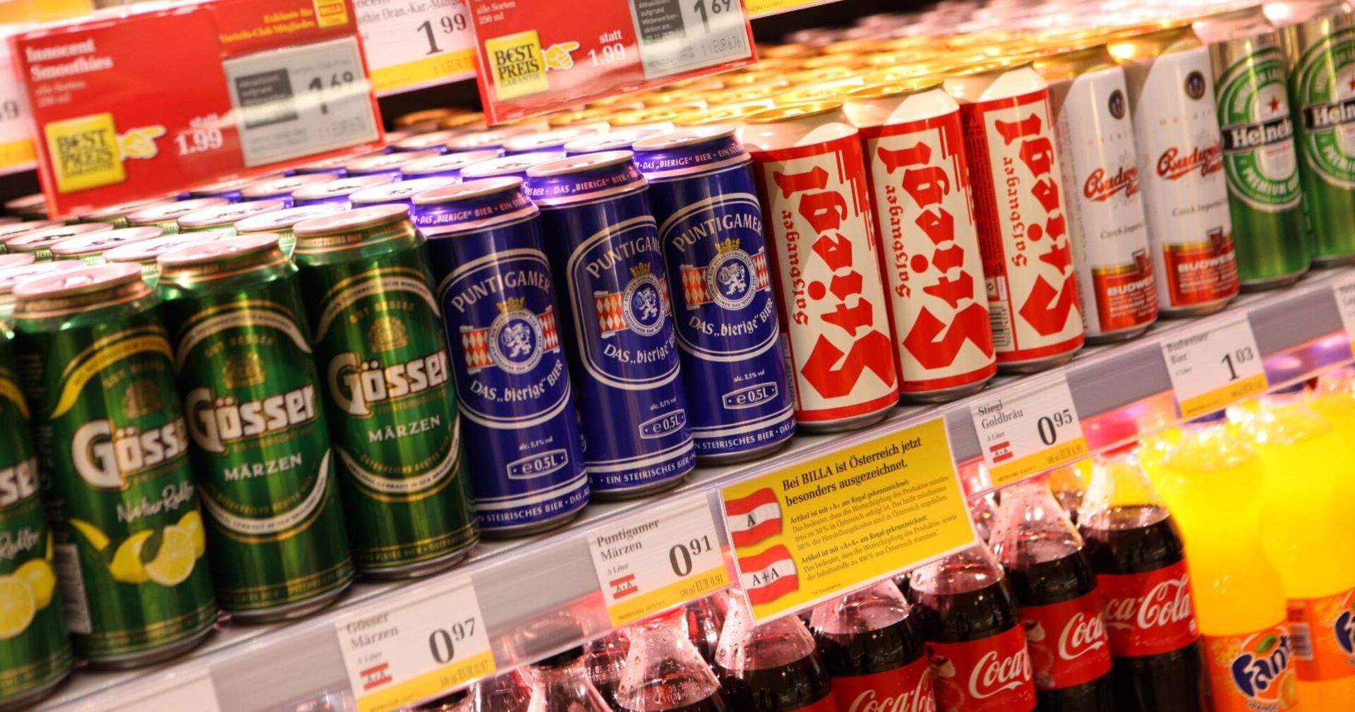 Verschiedene Marken Dosenbier in einem Supermarkt, darunter Gösser und Puntigamer