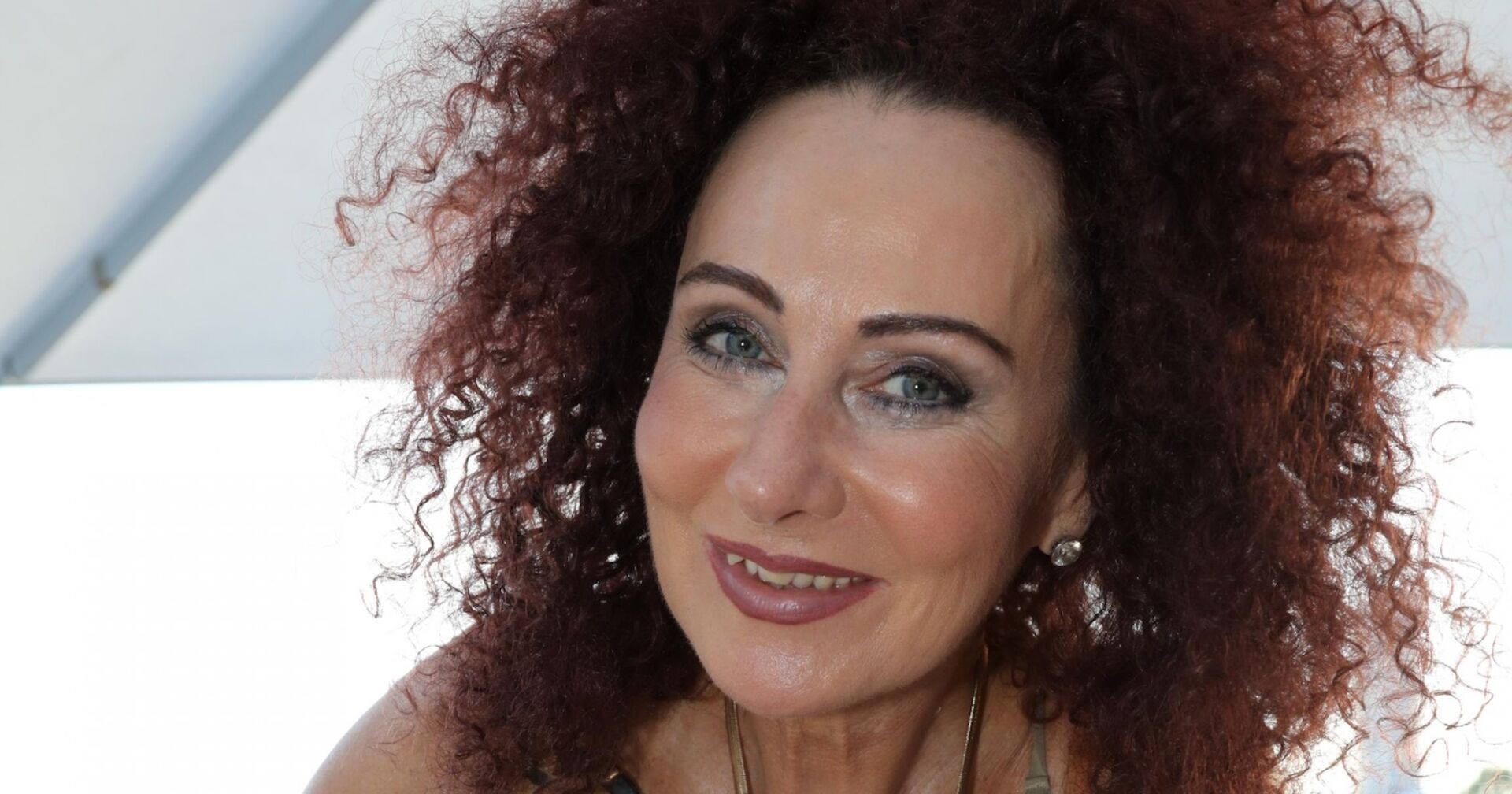 Christina Mausi Lugner mit offenen gelockten roten Haaren.