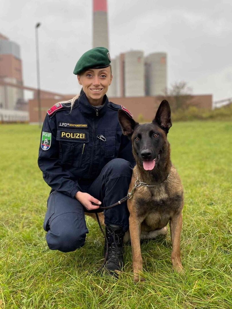 Frauchen Andrea mit Polizeihund Cox.