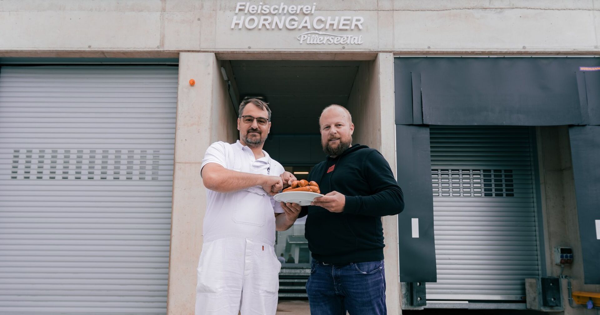 Jürgen Horngacher und Hannes Hönegger vor der Metzgerei.