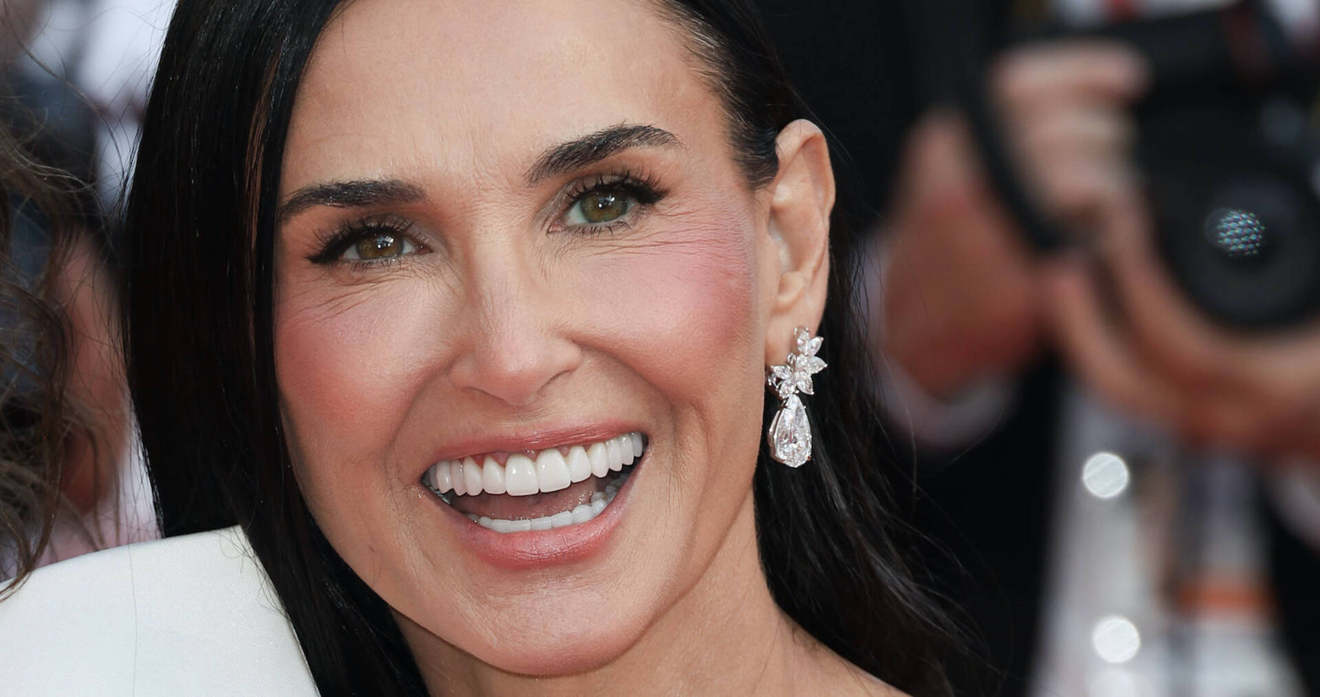 Demi Moore lachend auf dem Red Carpet.