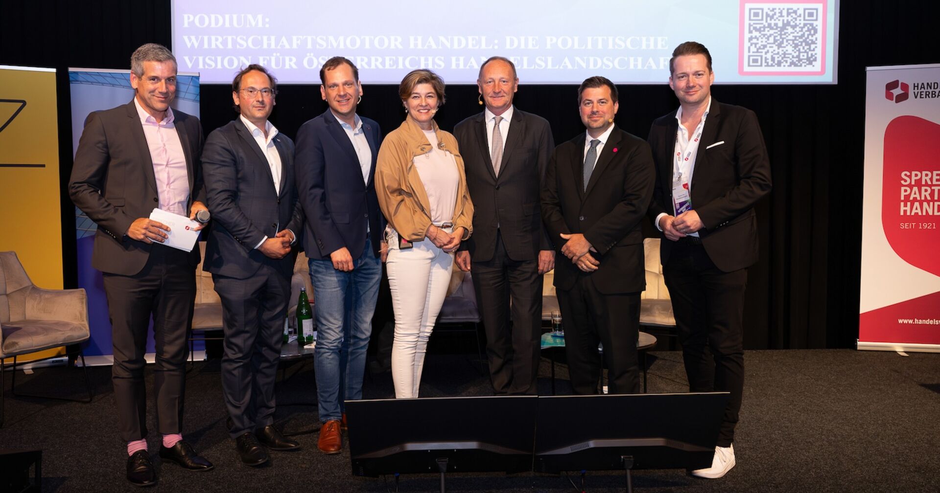 Speaker und Handelsexperten am Podium