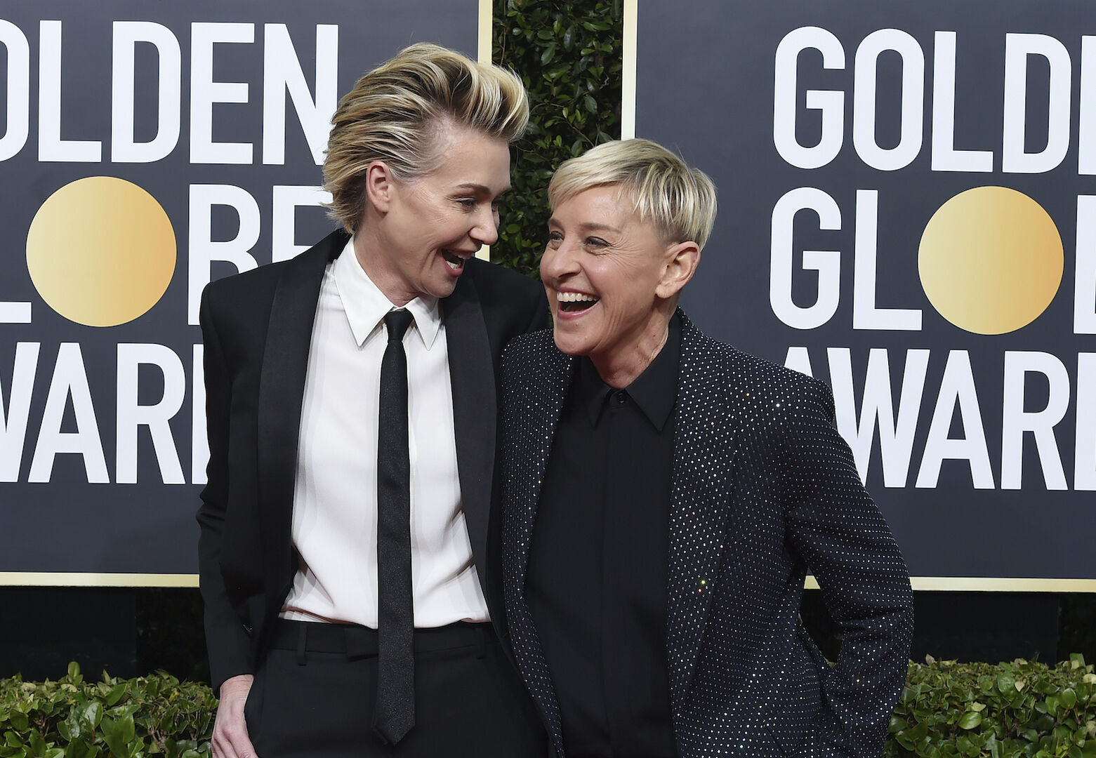Portia de Rossi und Ellen DeGeneres in schwarzen Smokings bei den Golden Globes.