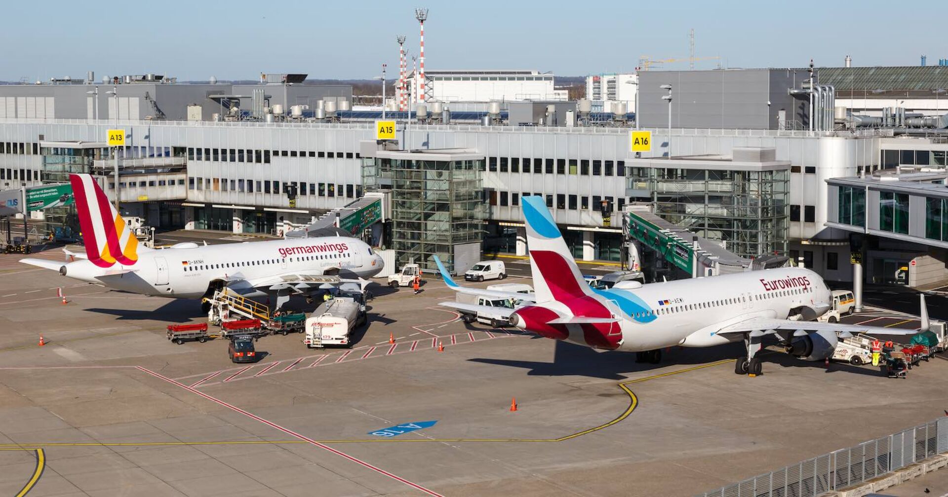 Eurowings Flugzeuge an einem Flughafen.