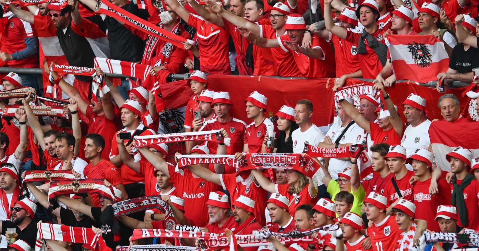 Österreich-Fans auf der Tribüne im Stadion in Düsseldorf.