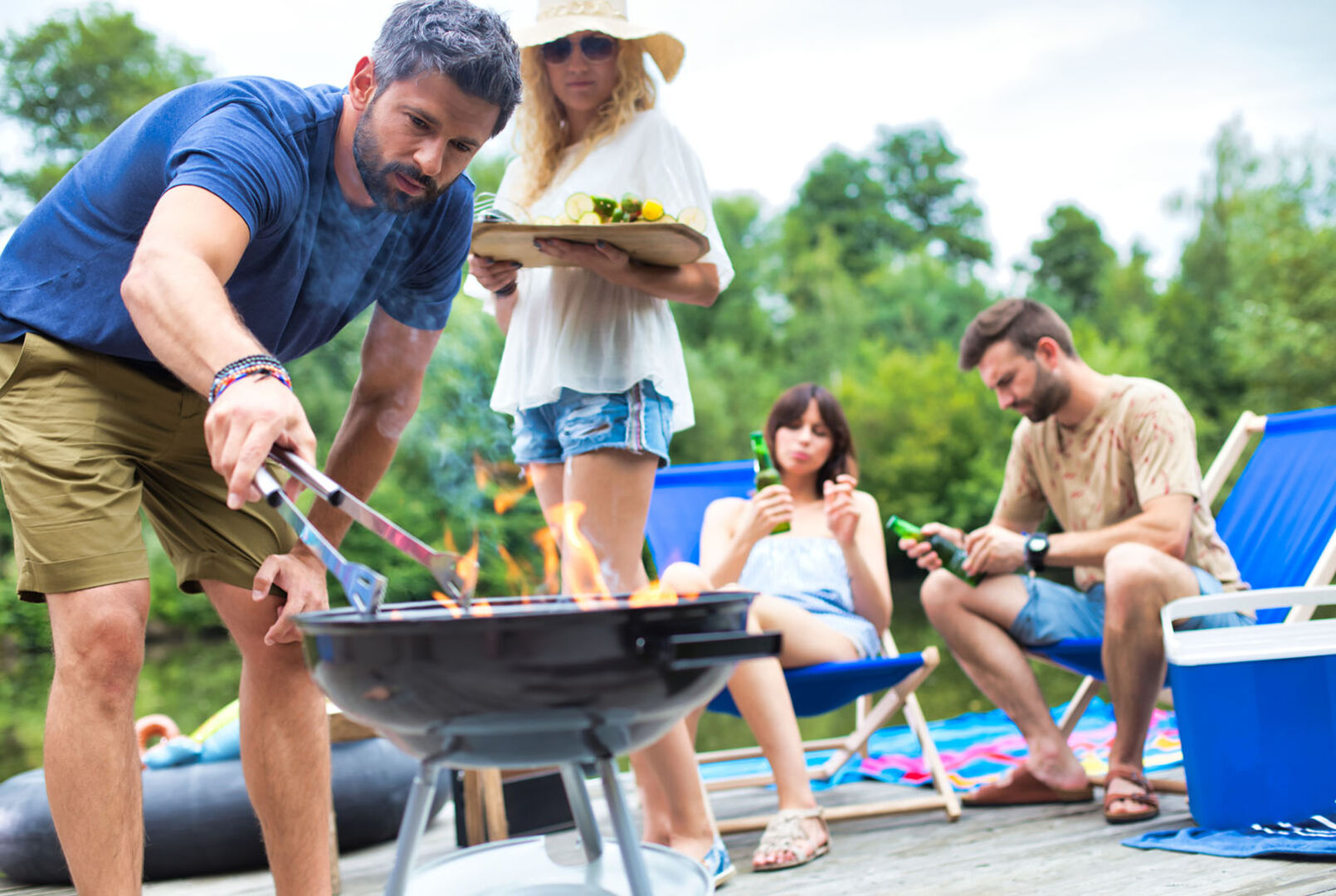 Freunde grillen zusammen | Credit: iStock.com/IPGGutenbergUKLtd