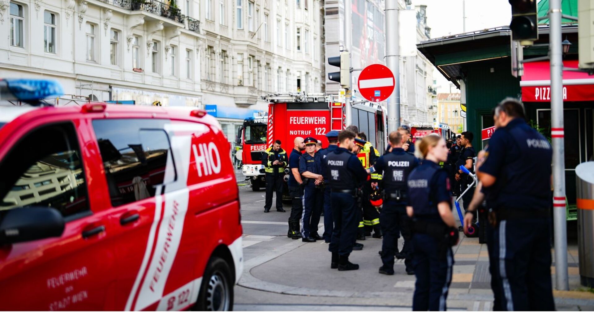 Großaufgebot von Feuerwehr und Polizisten auf der Linken Wienzeile vor dem Naschmarkt