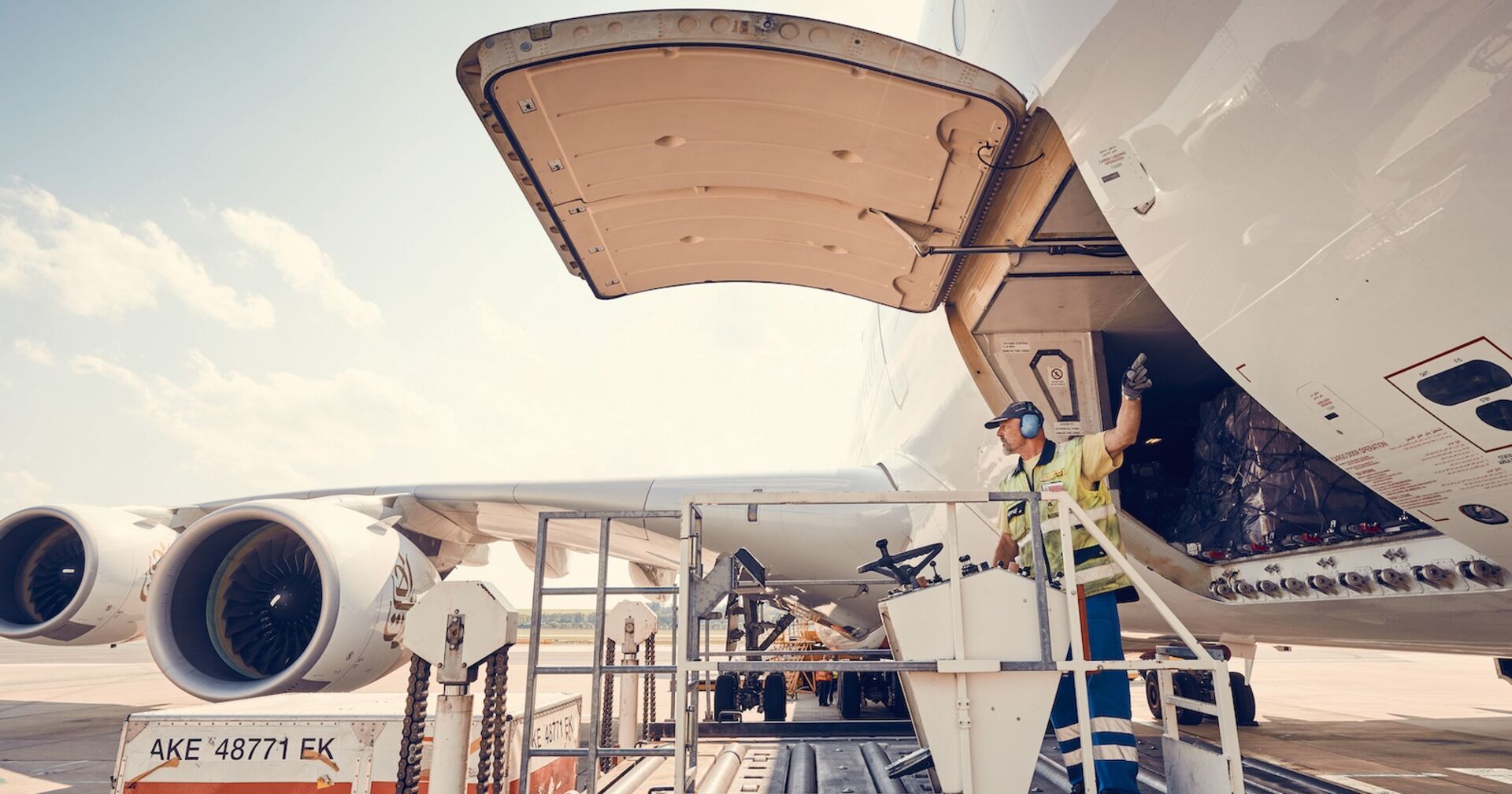 Arbeiter bei der Flugzeug-Ladeklappe