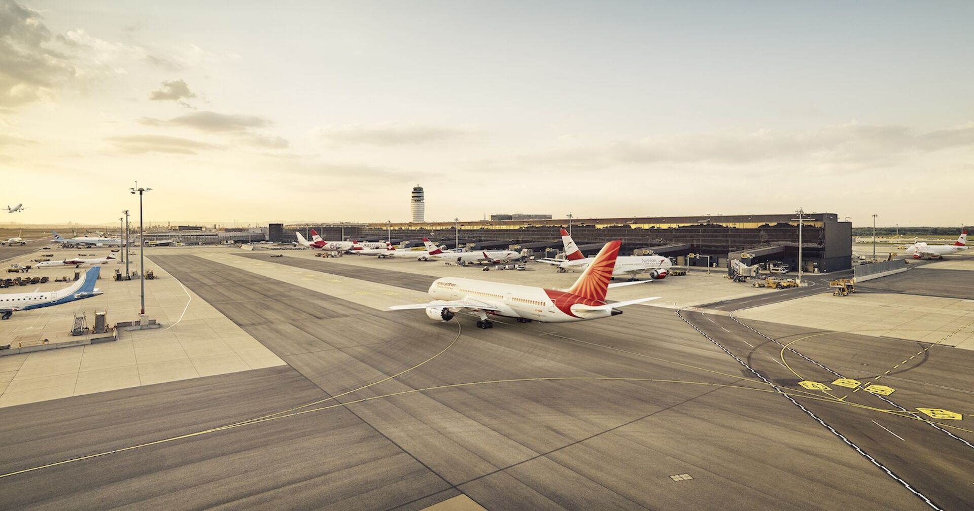 Flugzeug am Rollfeld des Wiener Flughafens