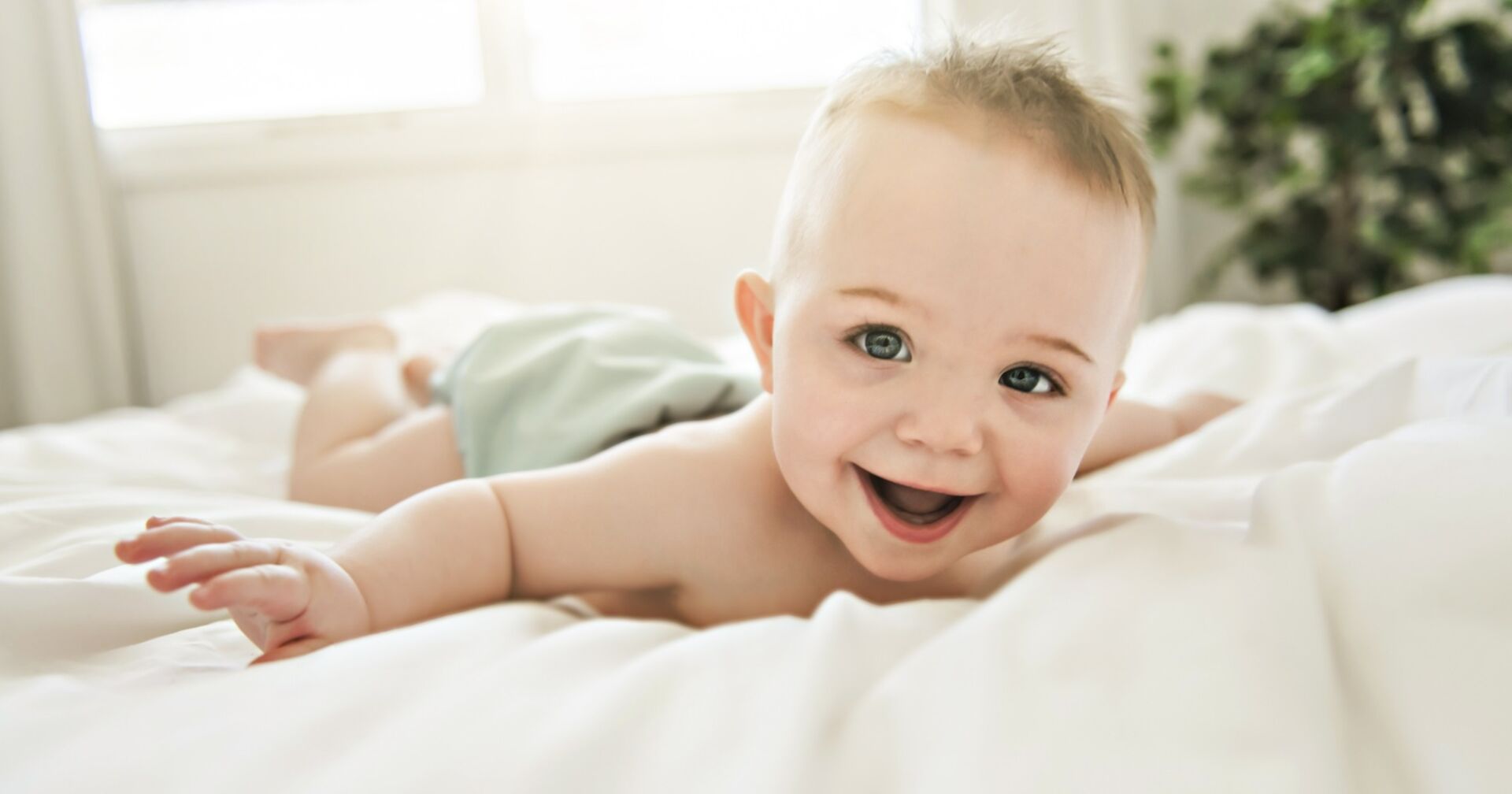 Ein glückliches Baby mit Stoffwindeln.