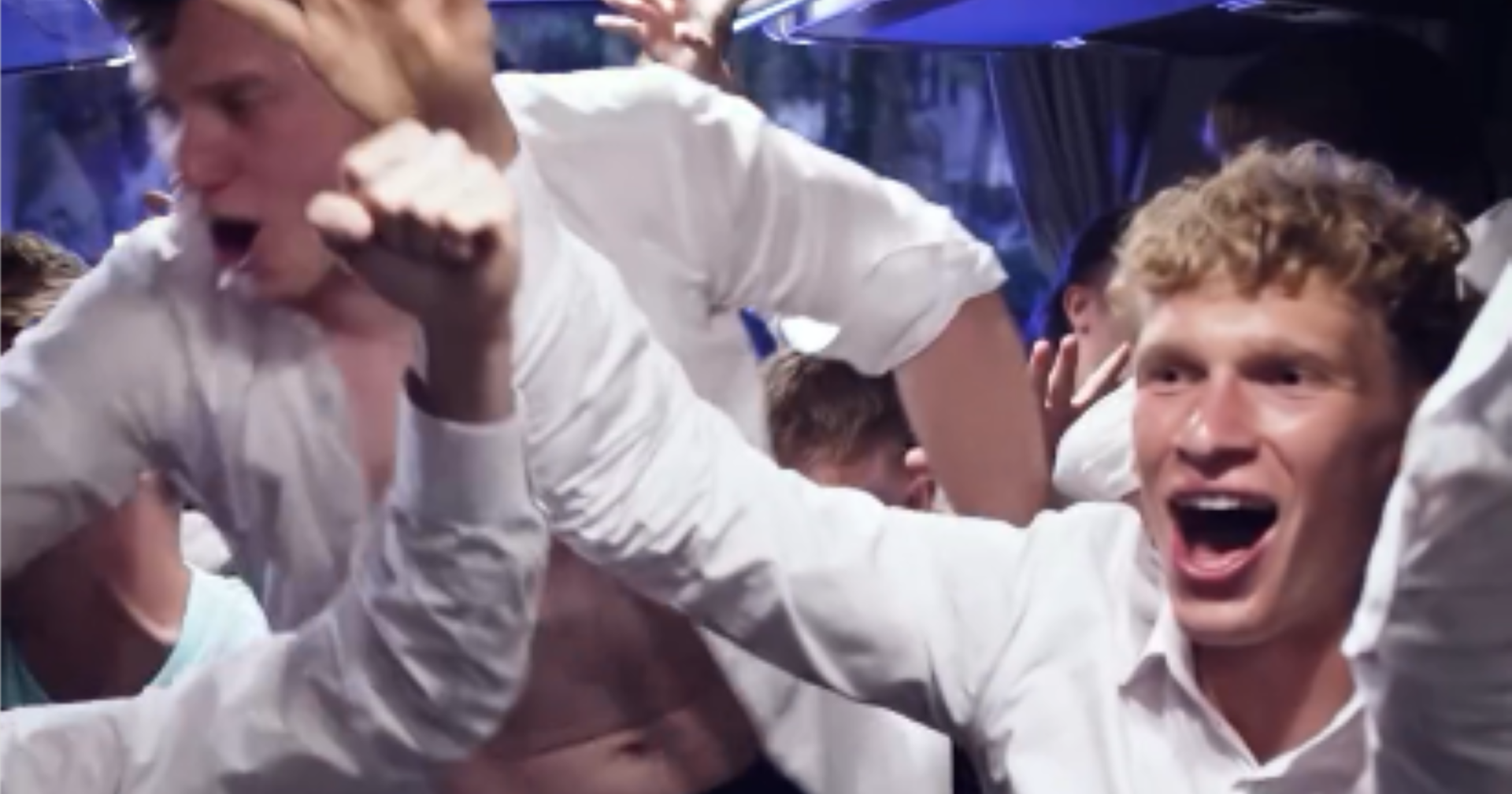 Freude und Feier im Teambus