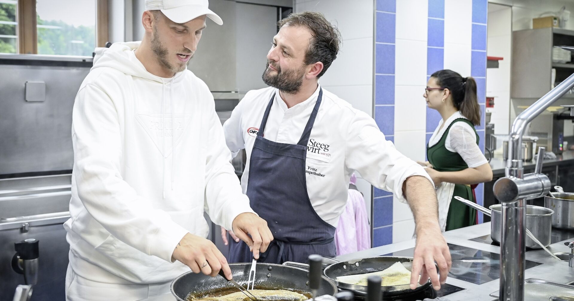 Marko Arnautović und Franz Grampelhuber in der Küche
