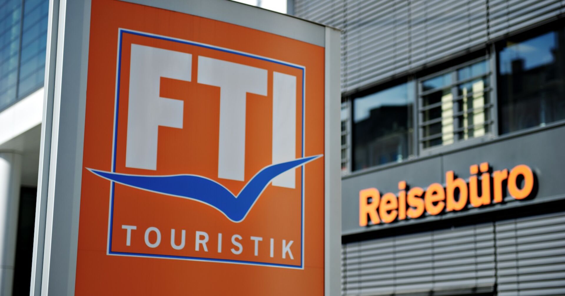 Das FTI-Logo vor einem Reisebüro.