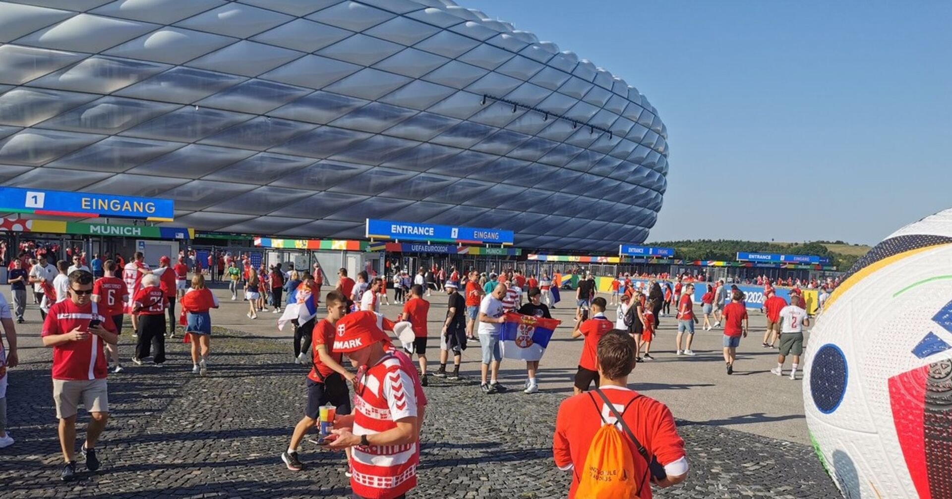 Das EM-Stadion in München von außen, ohne den dort sonst üblichen Schriftzug von Sponsor &quot;Allianz&quot;