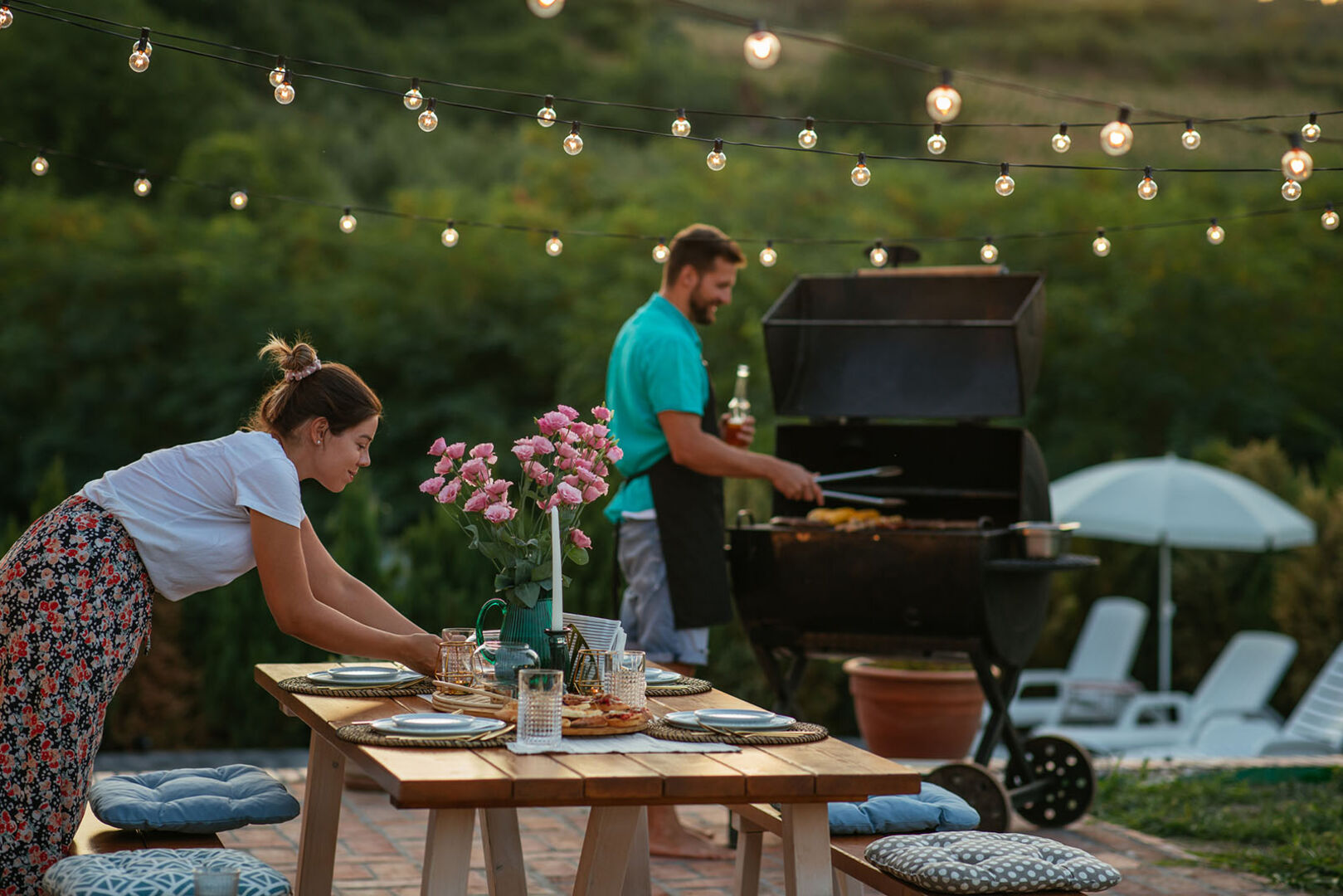 Paar grillt im Garten | Credit: iStock.com/bernardbodo