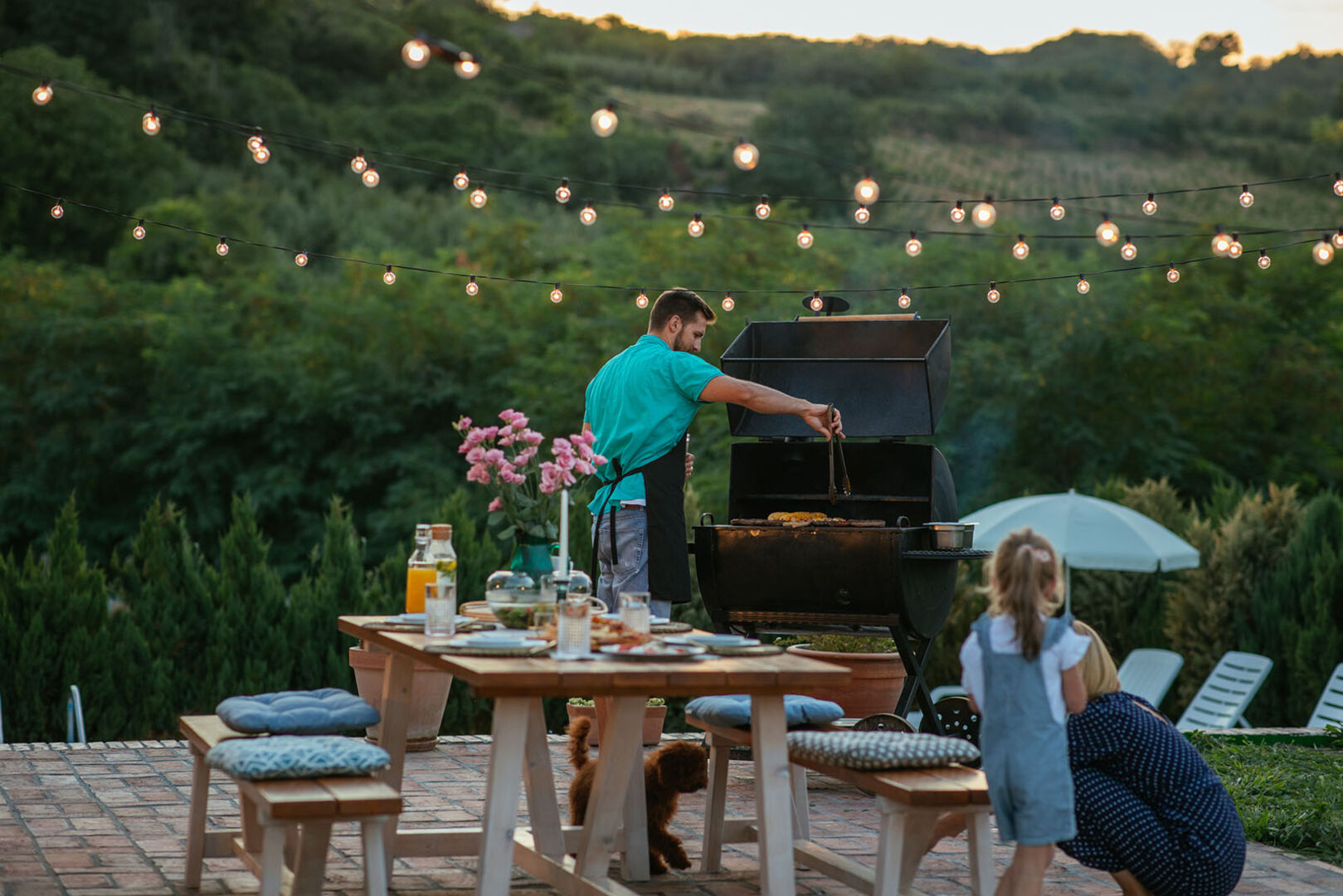 Familie grillt im Garten | Credit: iStock.com/bernardbodo