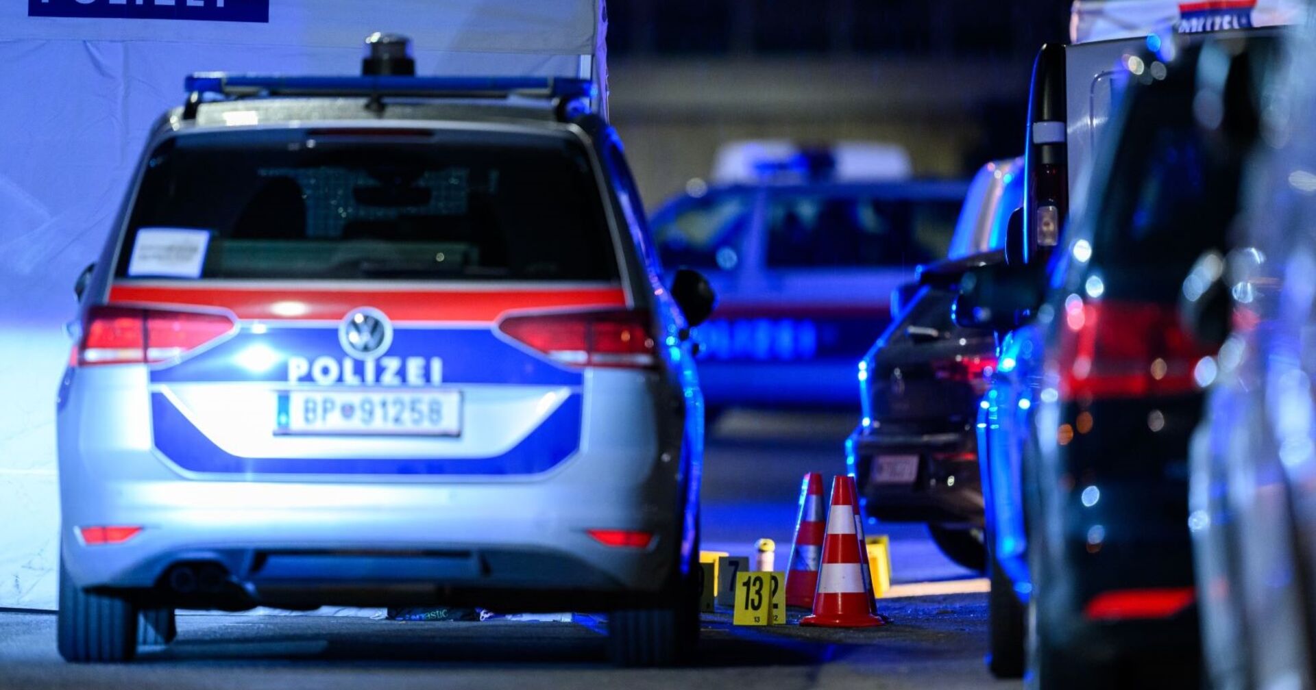 Großabgesperrter Beriecih in Floridsdorf bei Nacht, Blaulicht und Polizeiautos