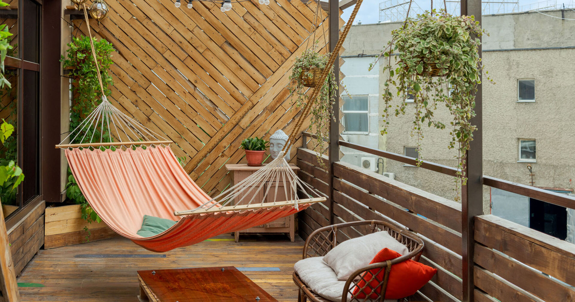 Hängematte auf einem Balkon | Credit: iStock.com/Andrey Rykov