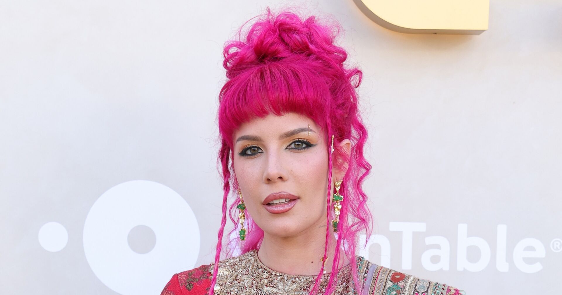 Sängerin Halsey mit pinken hochgesteckten Haaren.