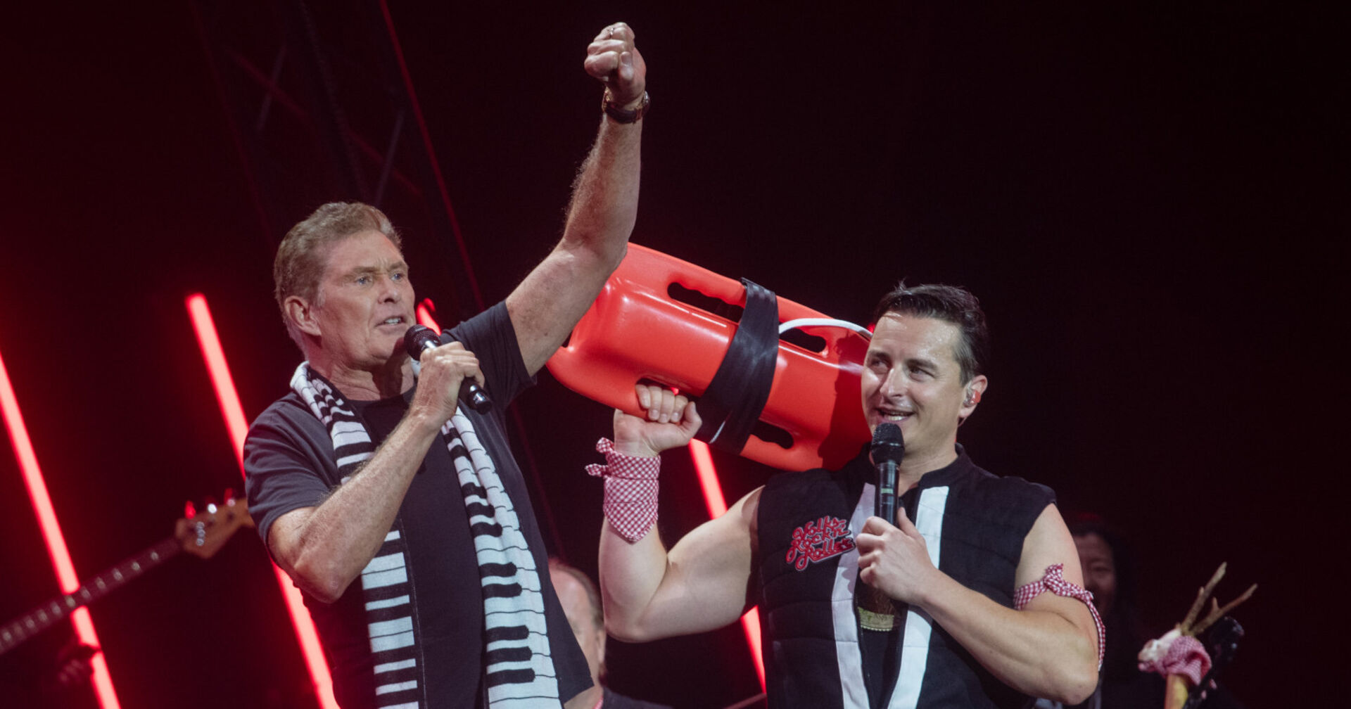 Zwei Männer stehen mit Mikros auf der Bühne