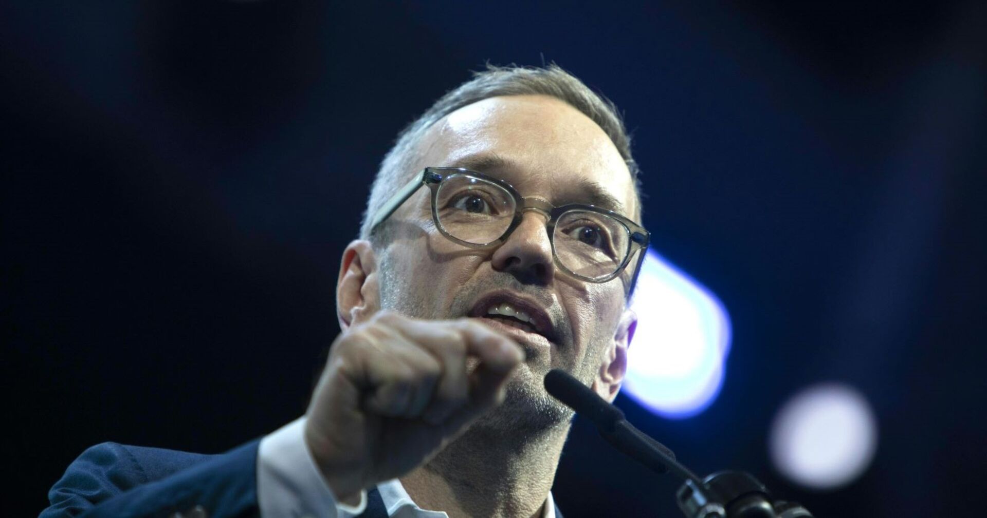 Herbert Kickl spricht in ein Mikrofon