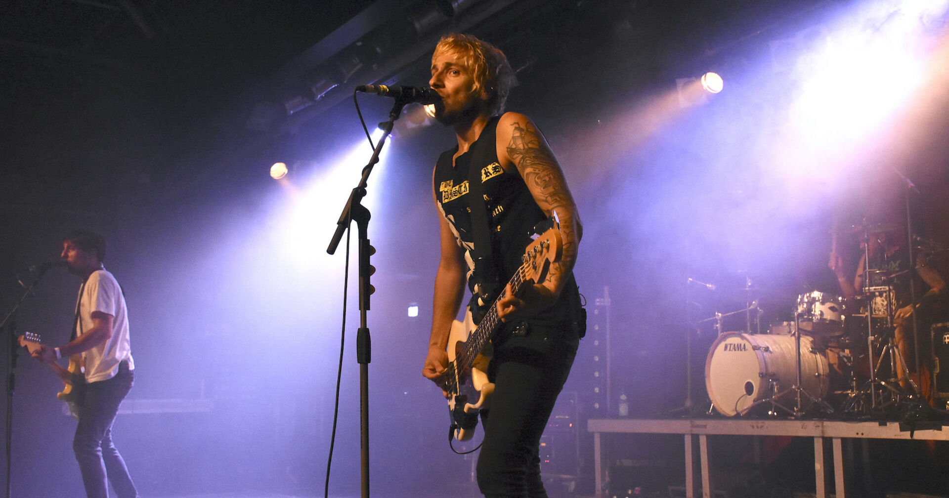 Der Sänger von ITCHY auf der Bühne.