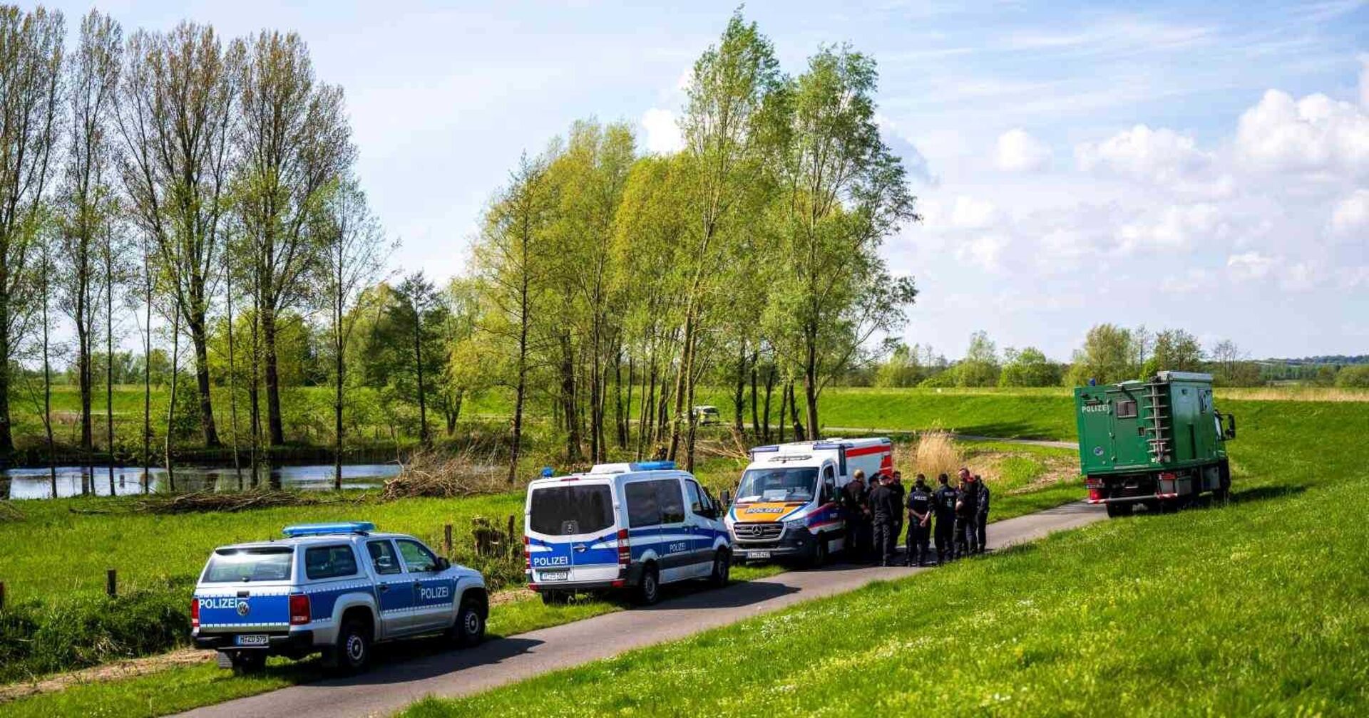 Polizeiautos auf einen Feldweg.
