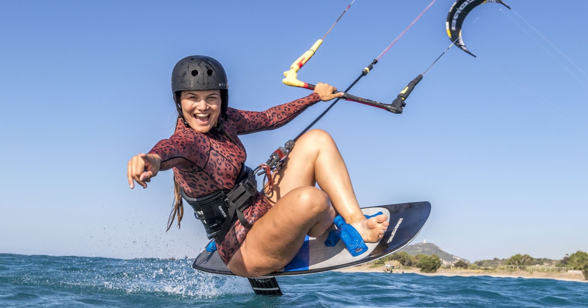 Frau am Kite vor der Insel Rhodos