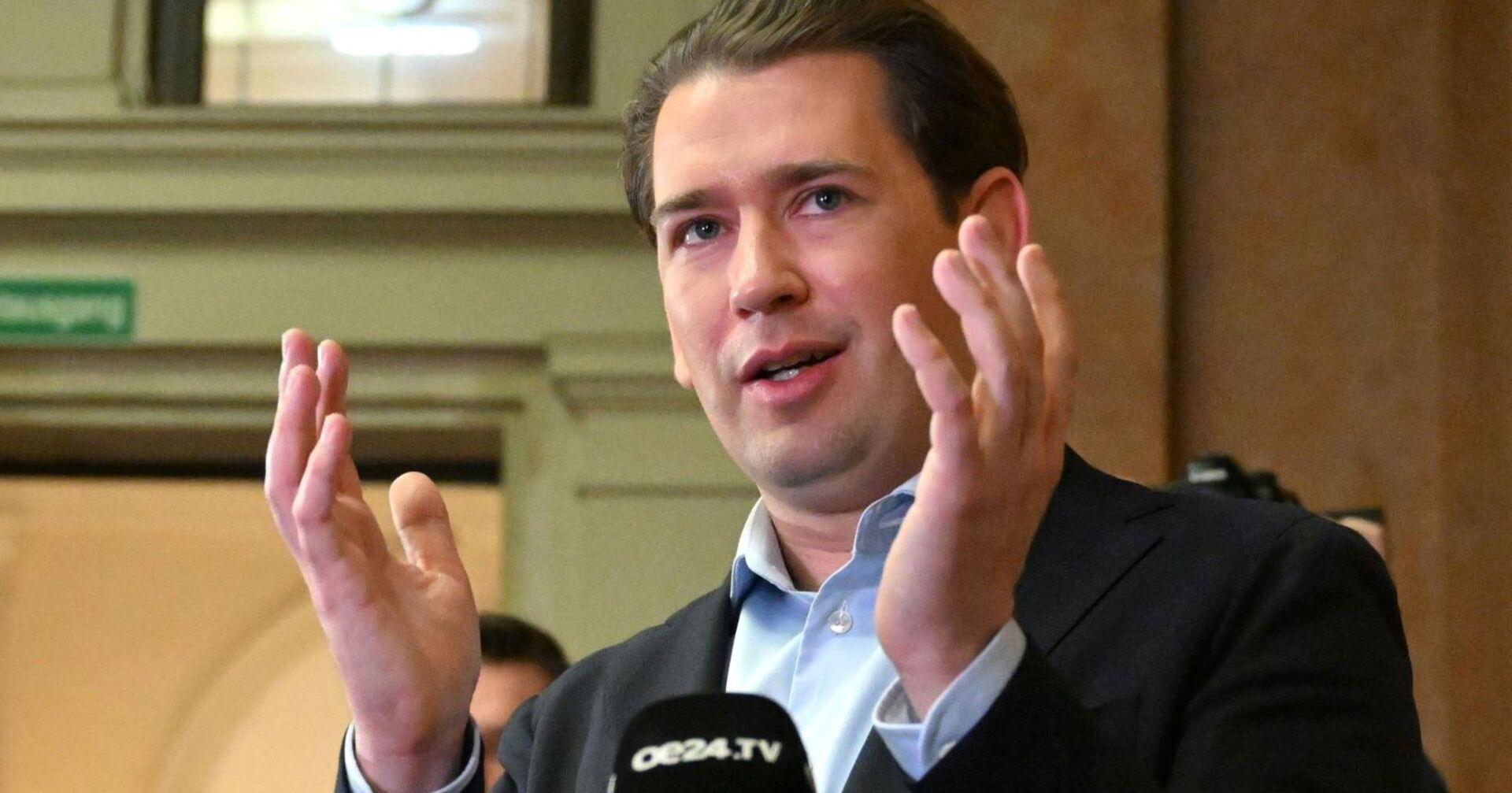 Sebastian Kurz gibt Fernsehteams ein Interview