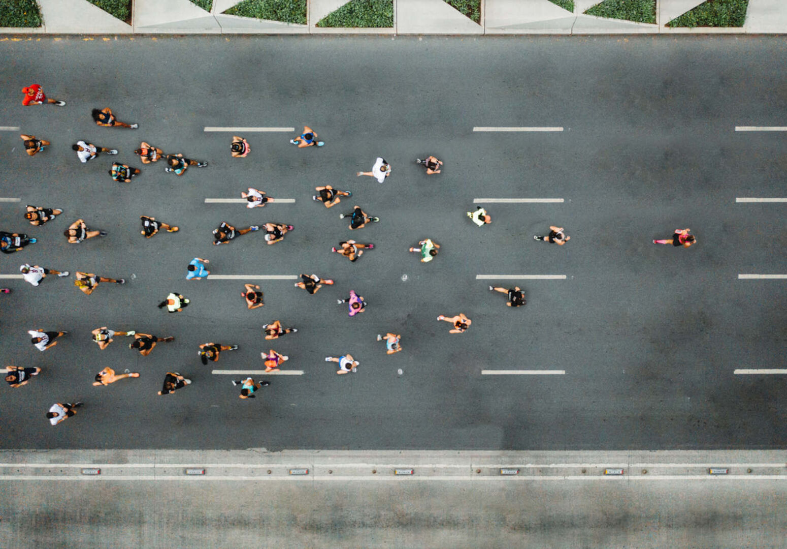 Mehrere Personen laufen auf einer Straße